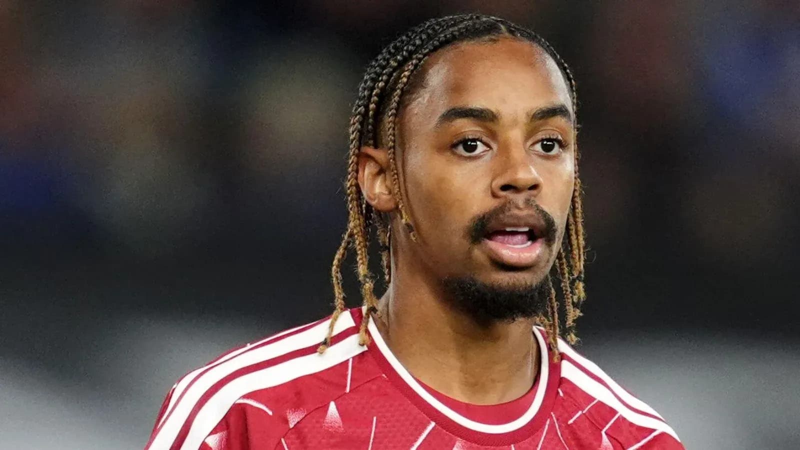 Jugador con camiseta roja durante el partido
