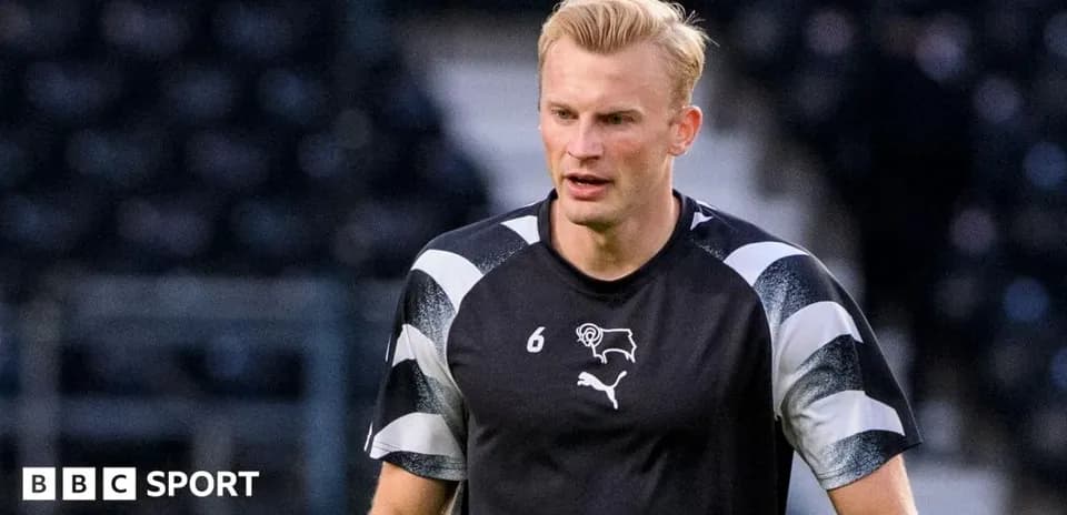 Jugador de fútbol en entrenamiento con camiseta de Derby