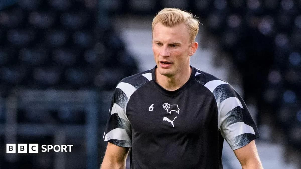 Jugador de fútbol en entrenamiento con camiseta de Derby