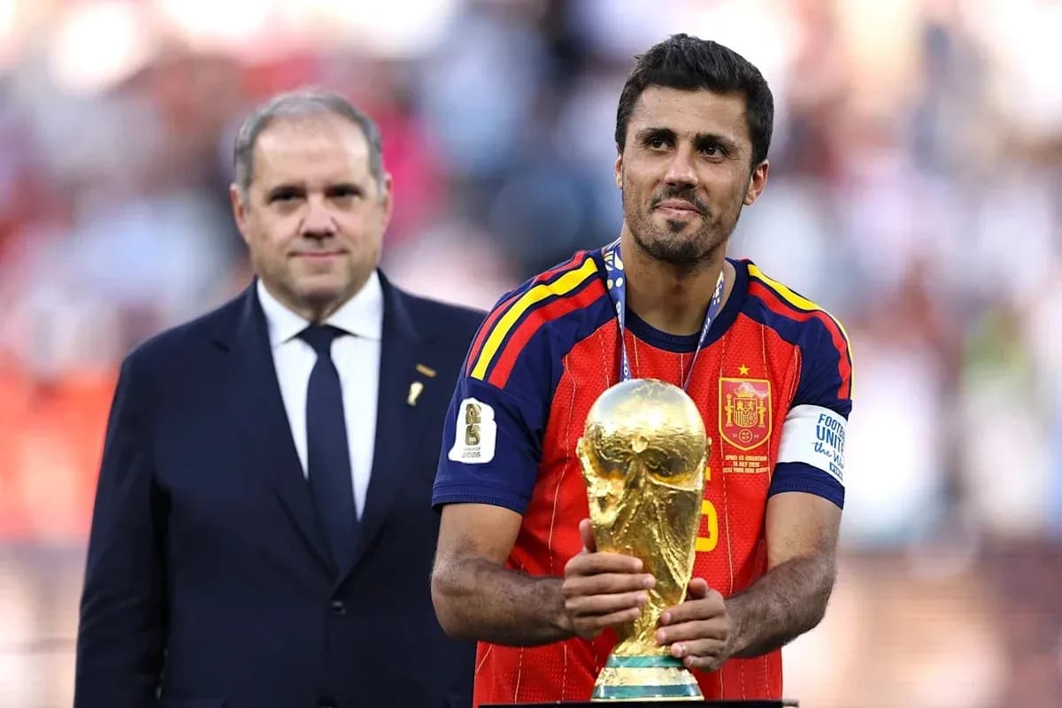 Jugador sosteniendo trofeo de la Copa del Mundo