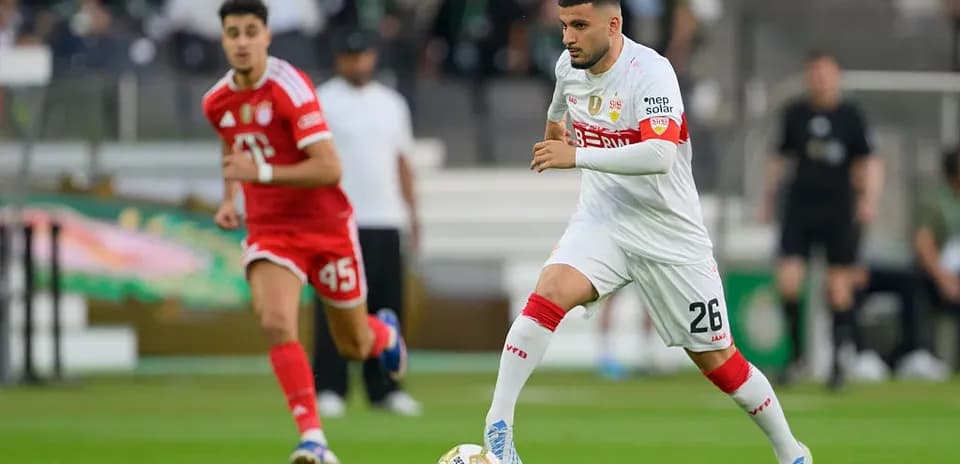 Jugador del equipo blanco avanza con el balón