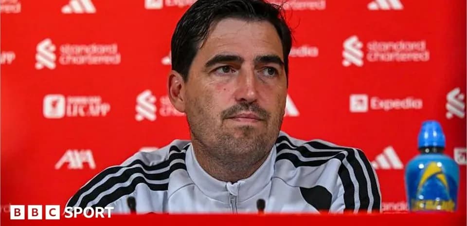 Entrenador en rueda de prensa con fondo rojo