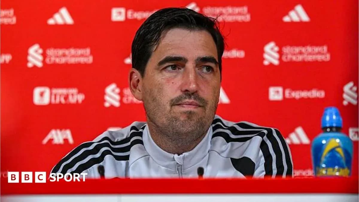 Entrenador en rueda de prensa con fondo rojo
