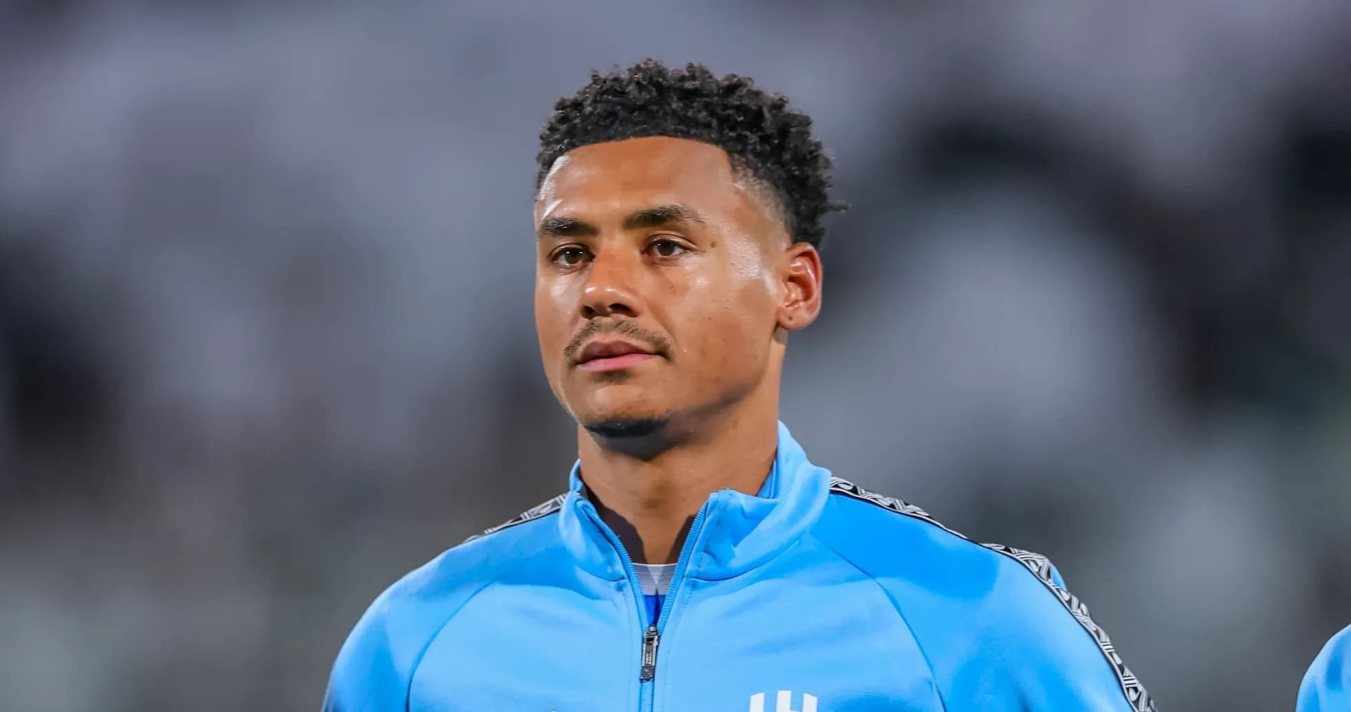 Jugador en uniforme azul antes del partido