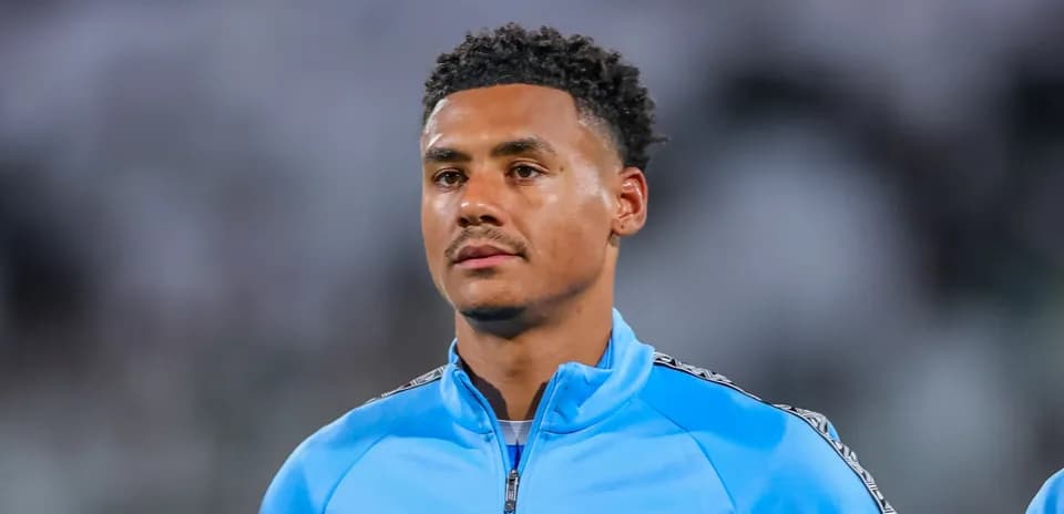Jugador en uniforme azul antes del partido