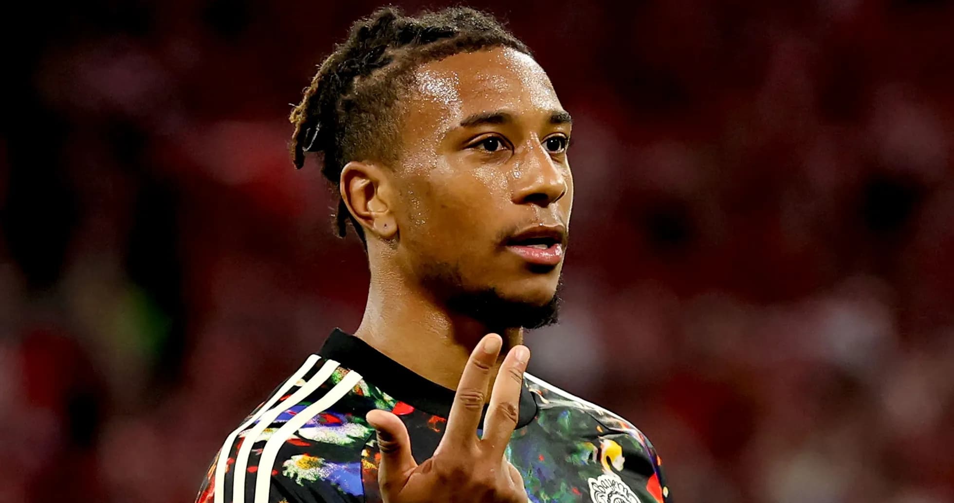 Jugador mostrando un gesto durante el partido