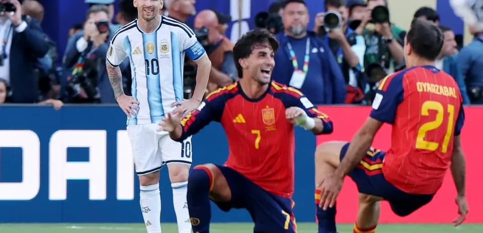 Lionel Messi y jugadores de España en acción