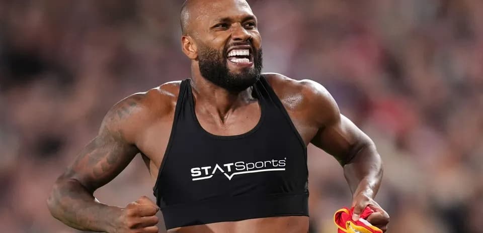 Atleta celebrando con camiseta en mano tras carrera