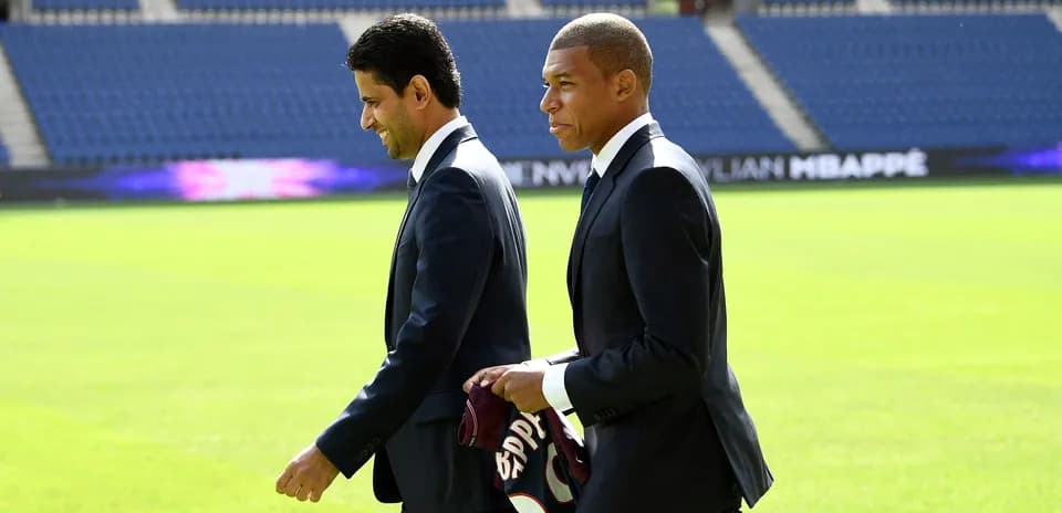 Kylian Mbappé y ejecutivo en presentación de jugador