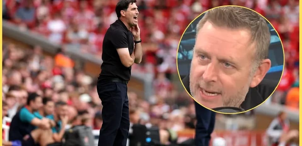 Entrenador dirigiendo desde la línea de banda