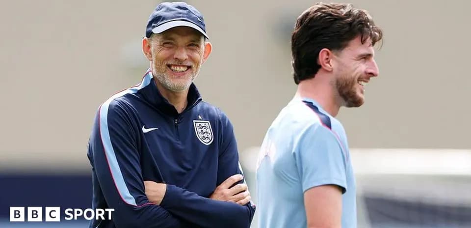 Entrenador y jugador riendo durante la sesión de entrenamiento
