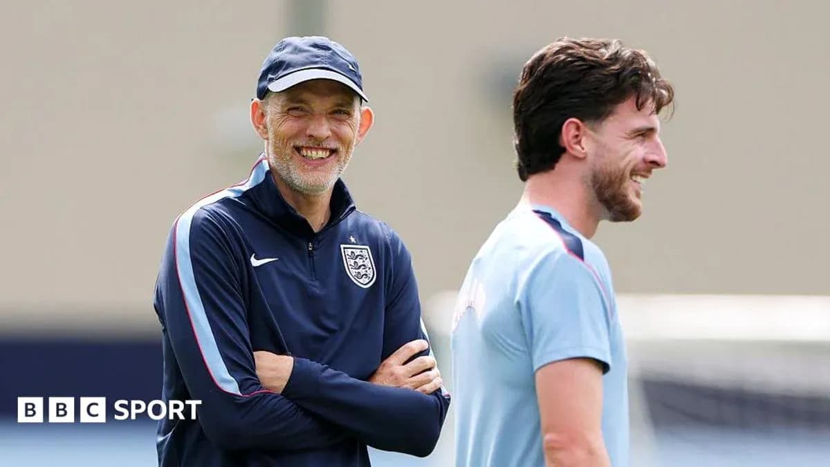 Entrenador y jugador riendo durante la sesión de entrenamiento