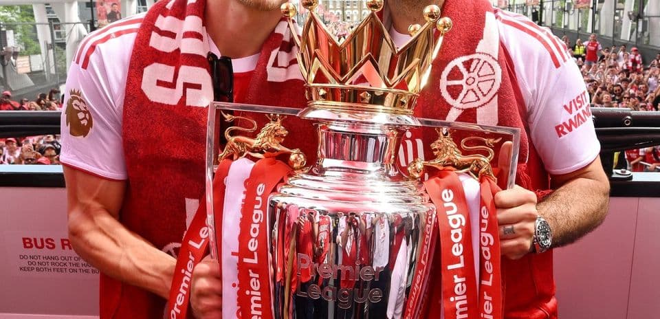 Jugadores celebrando con el trofeo de la Premier League