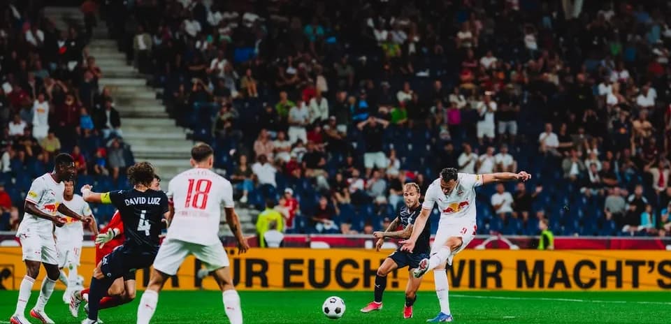 Acción del partido entre Red Bull Salzburg y Pafos