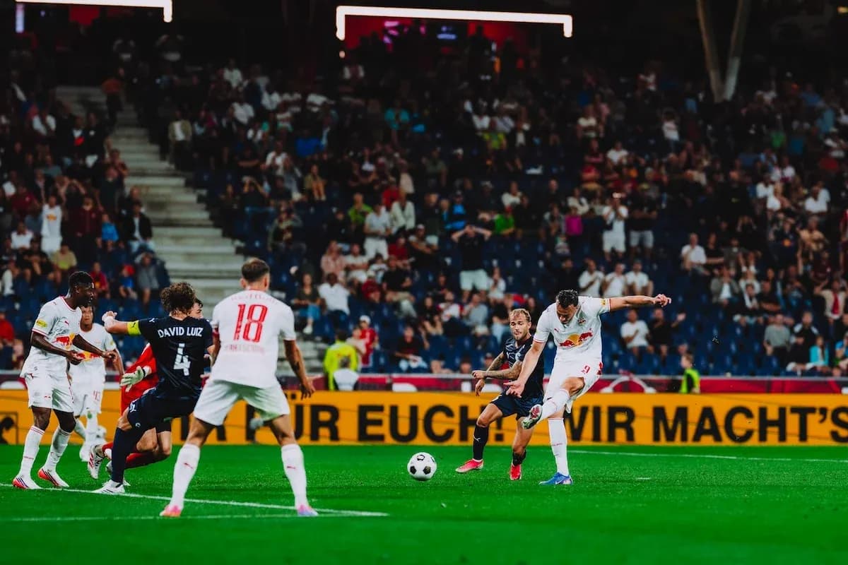 Acción del partido entre Red Bull Salzburg y Pafos