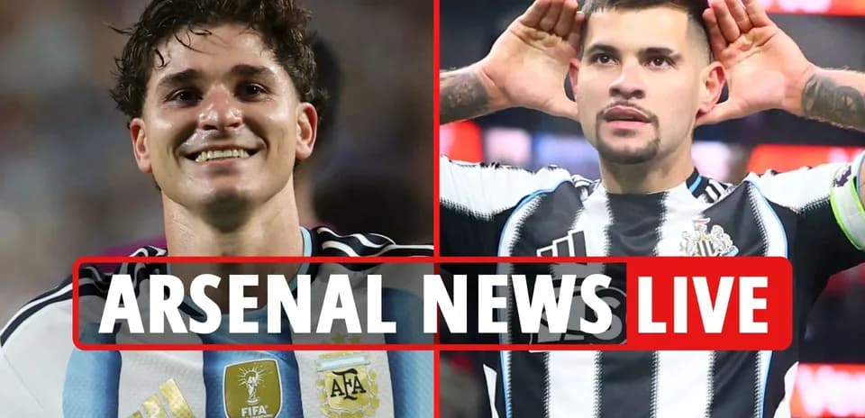 Jugadores de fútbol de Argentina y Newcastle en acción