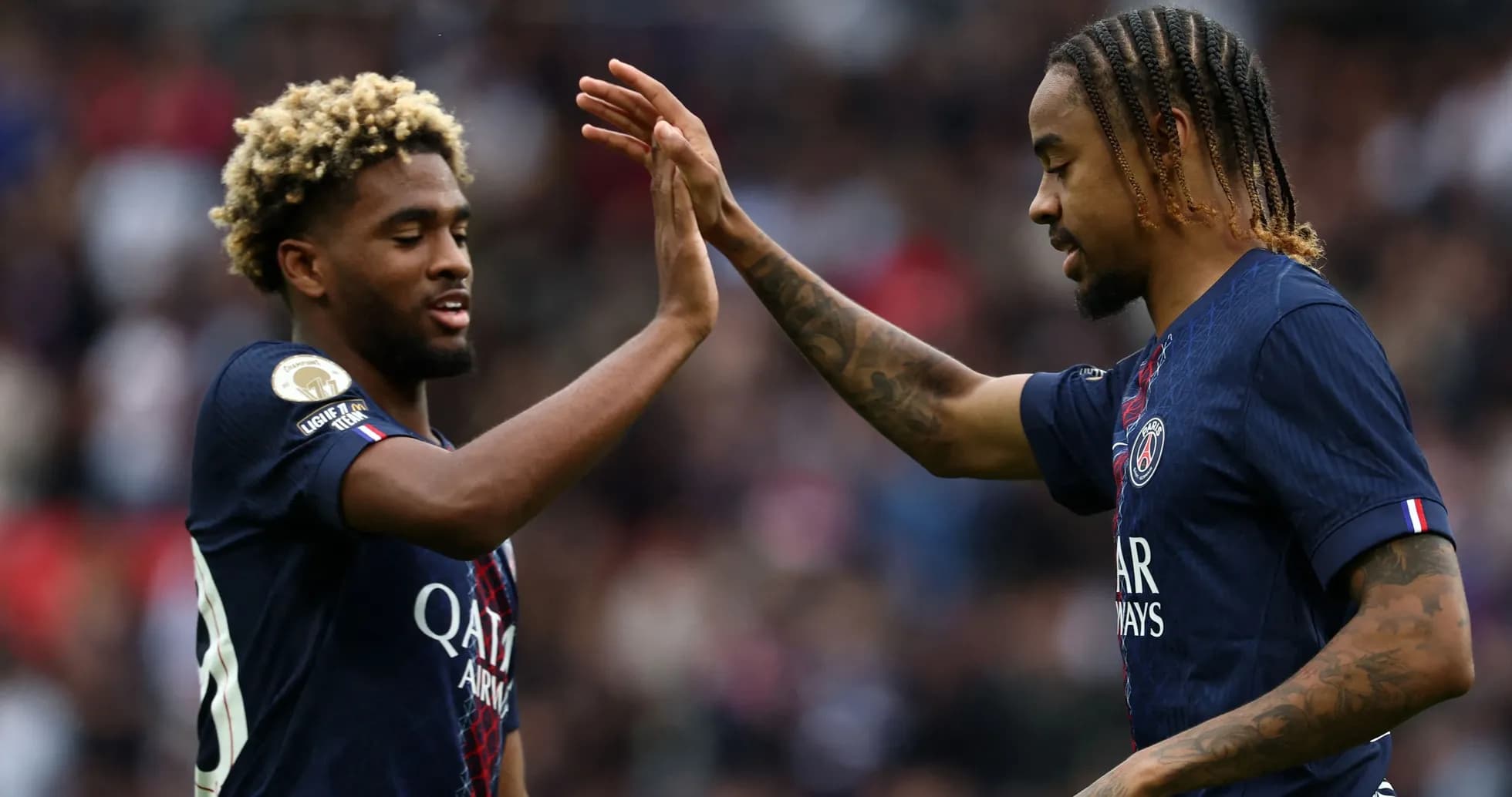 Jugadores del PSG chocando las manos durante el partido