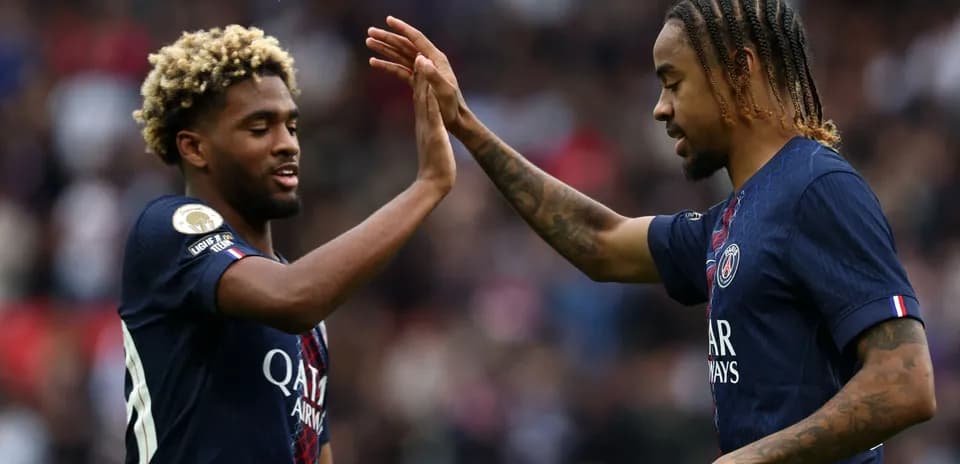 Jugadores del PSG chocando las manos durante el partido