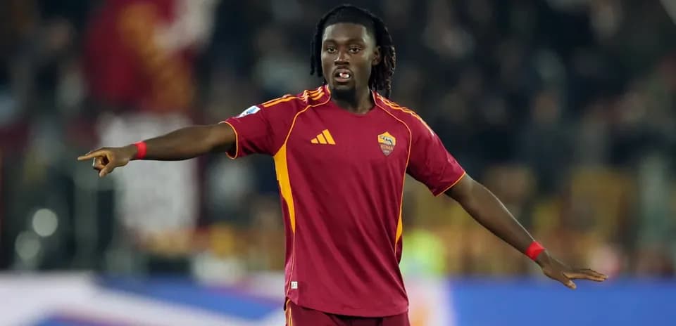 Jugador de la Roma señalando durante el partido