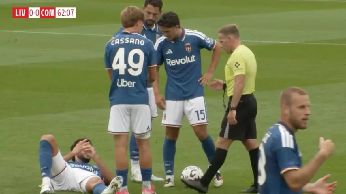 Jugadores de pie alrededor de un compañero caído