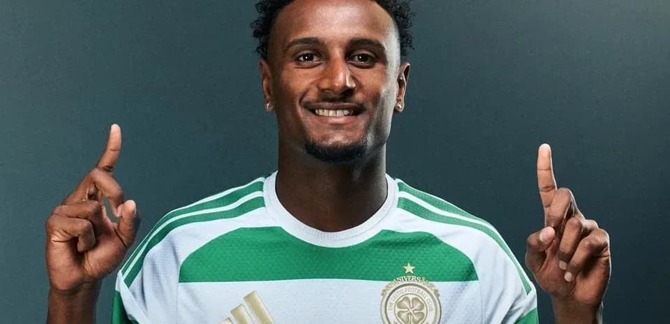 Jugador sonriente mostrando un dedo en camiseta de Celtic