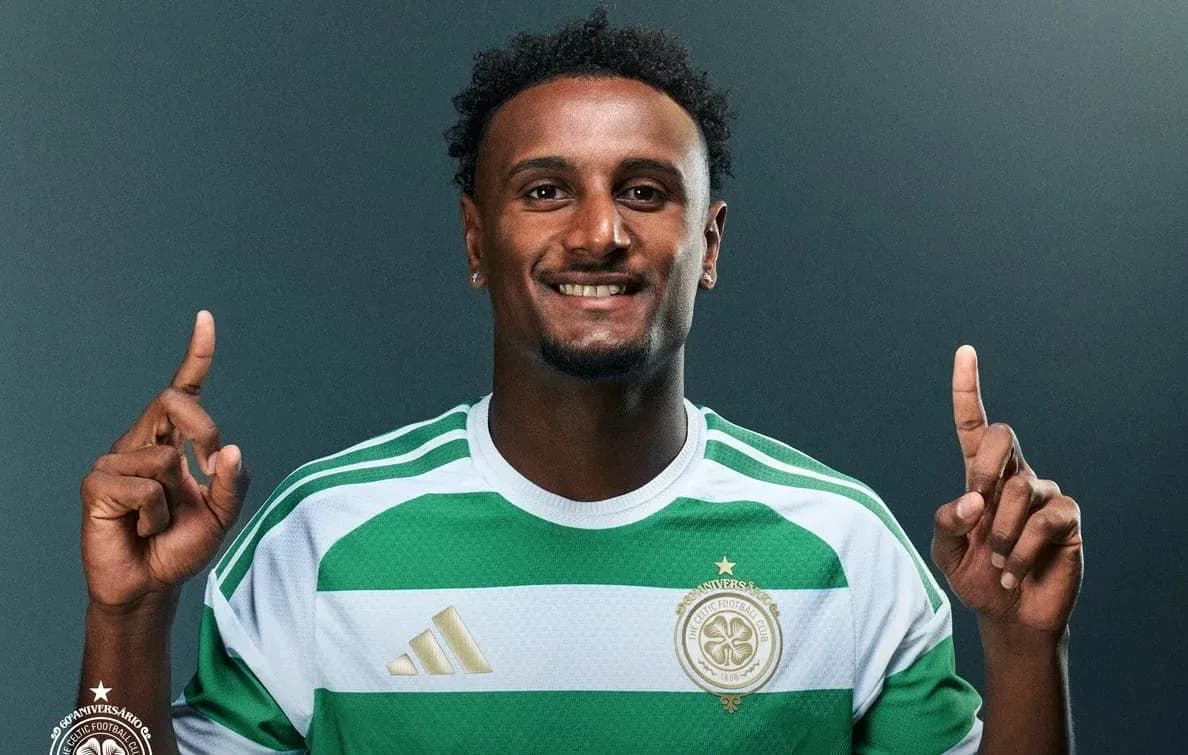 Jugador sonriente mostrando un dedo en camiseta de Celtic