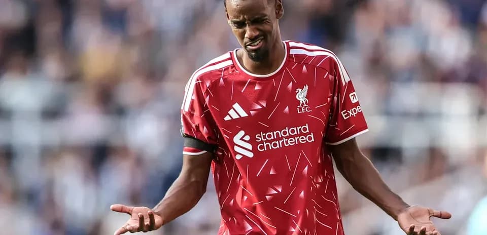 Jugador de Liverpool gesticulando durante el partido