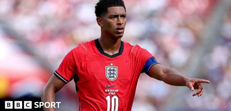 Jugador de Inglaterra señalando en el campo de fútbol
