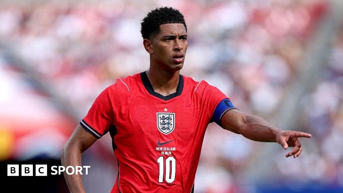 Jugador de Inglaterra señalando en el campo de fútbol