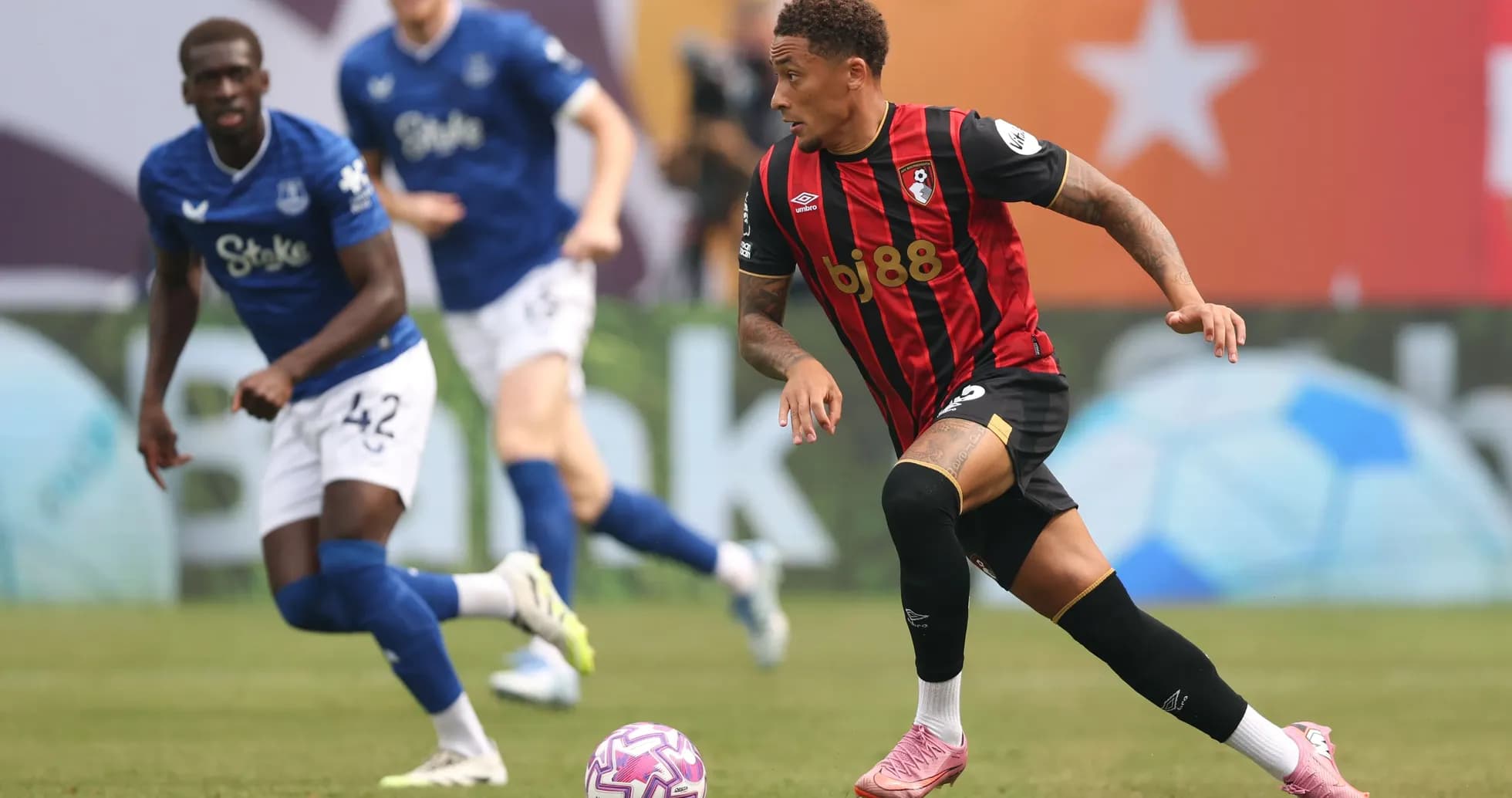 Jugador de Bournemouth driblando balón en el campo
