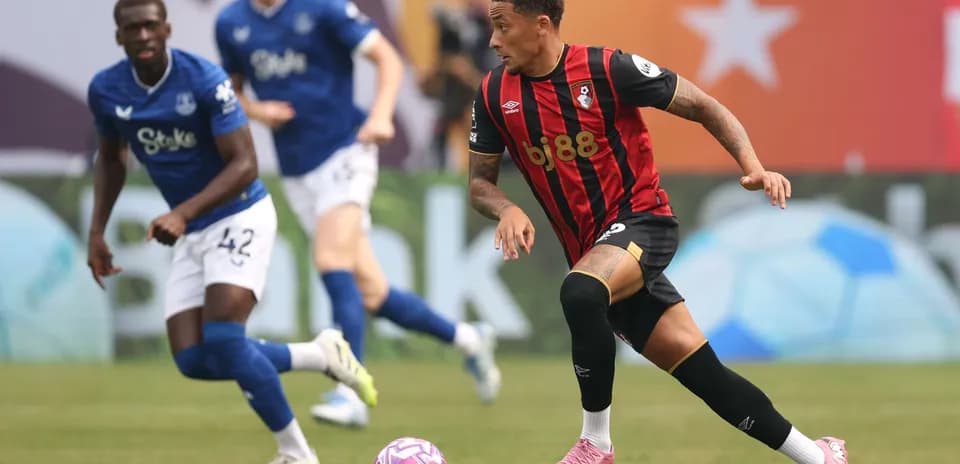 Jugador de Bournemouth driblando balón en el campo