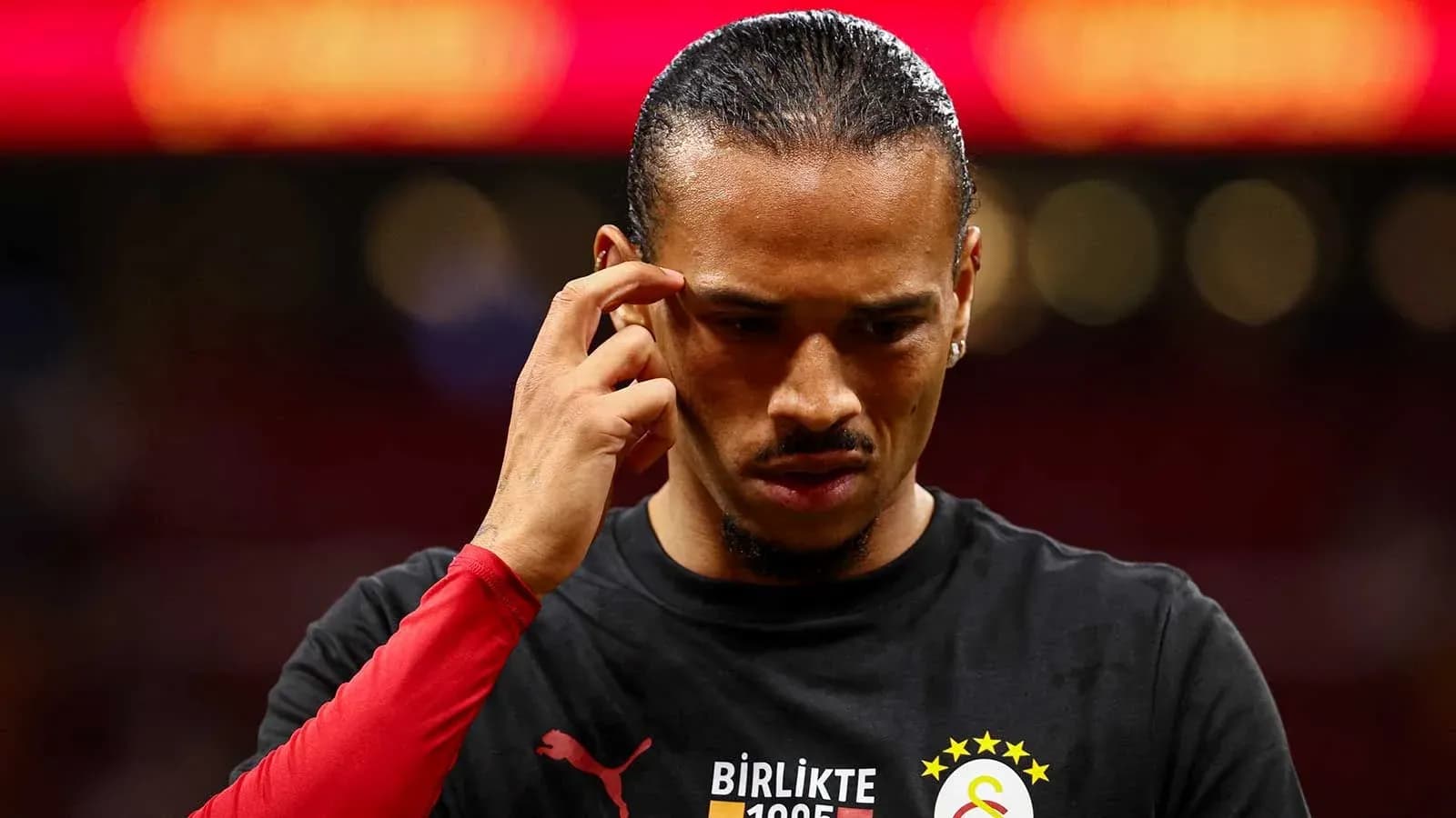Jugador de Galatasaray con camiseta negra pensativo