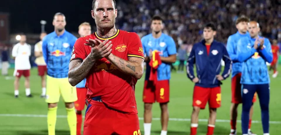 Jugador aplaudiendo con compañeros en el fondo