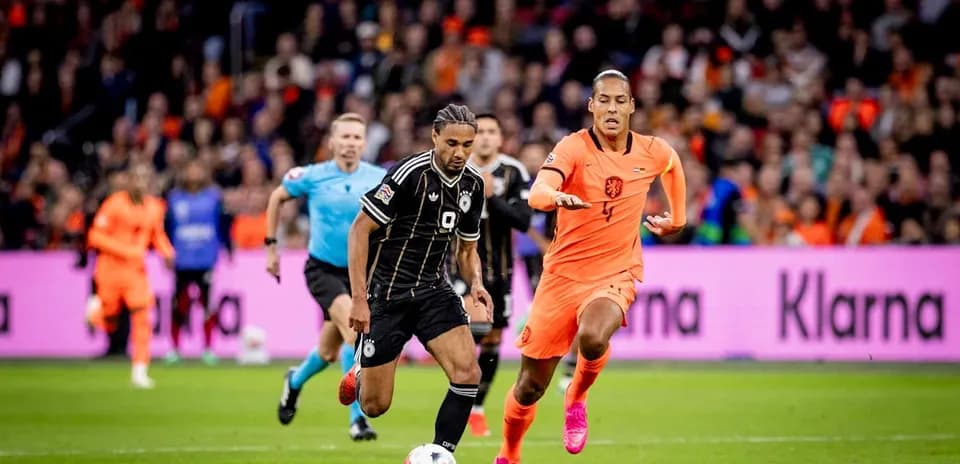 Jugador persiguiendo el balón durante un partido de fútbol