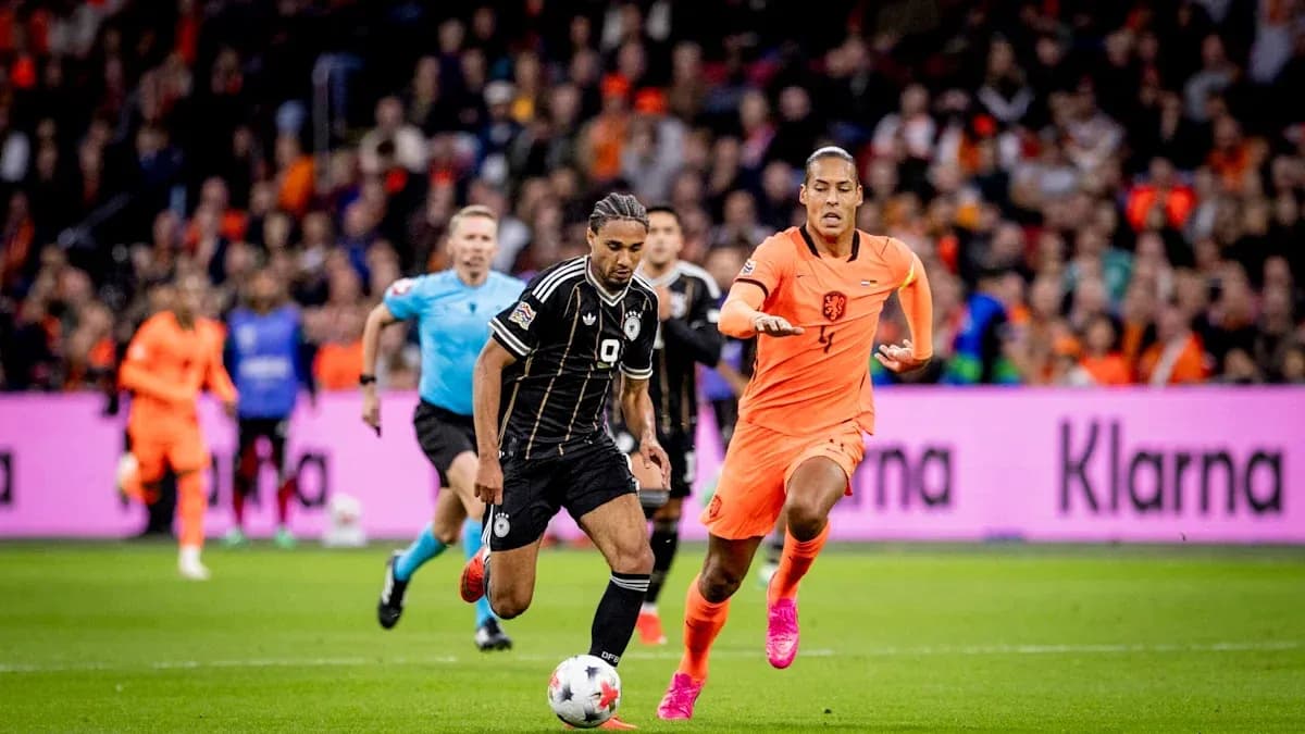 Jugador persiguiendo el balón durante un partido de fútbol