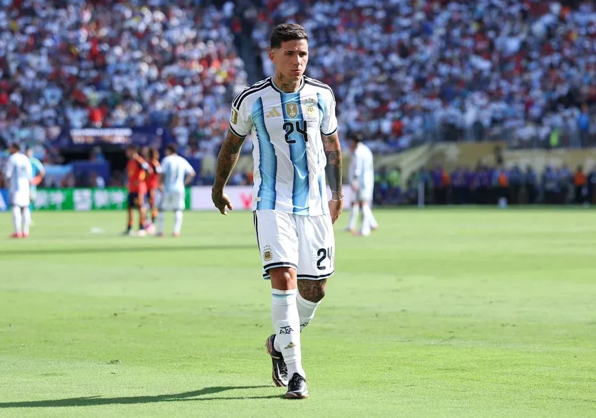 Jugador argentino caminando en el campo de juego