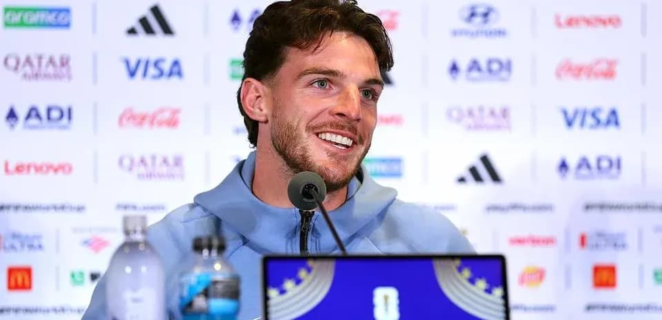 Jugador sonriendo en conferencia de prensa