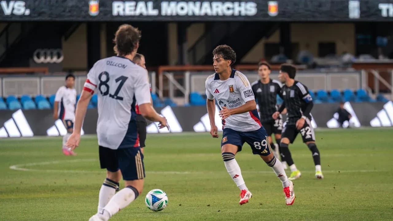Jugadores de Real Monarchs en partido de fútbol