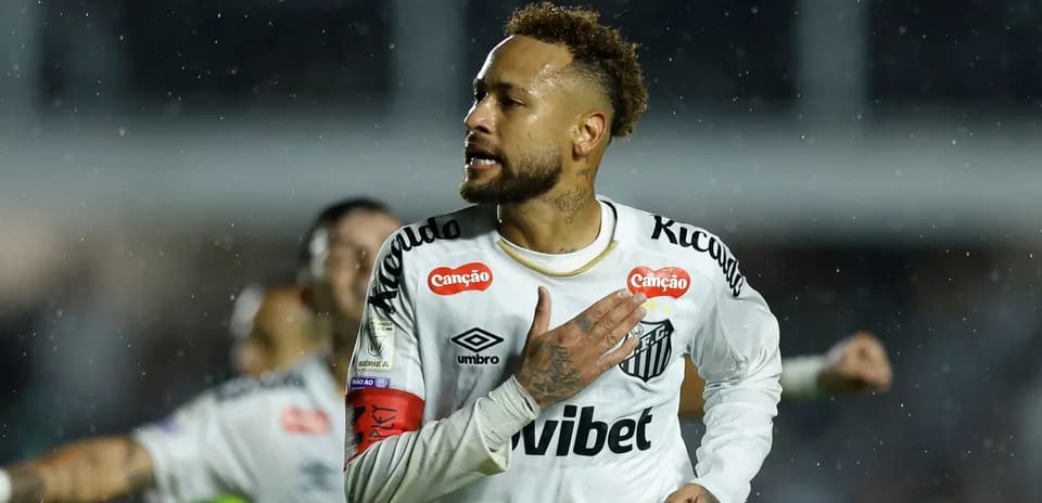Jugador de Santos celebrando en la lluvia durante partido