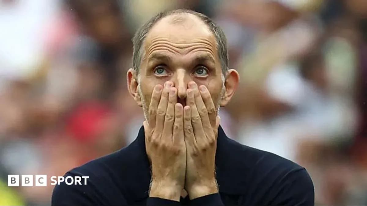 Entrenador con las manos en la cara durante partido