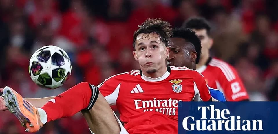 Jugador de Benfica en acción durante un partido