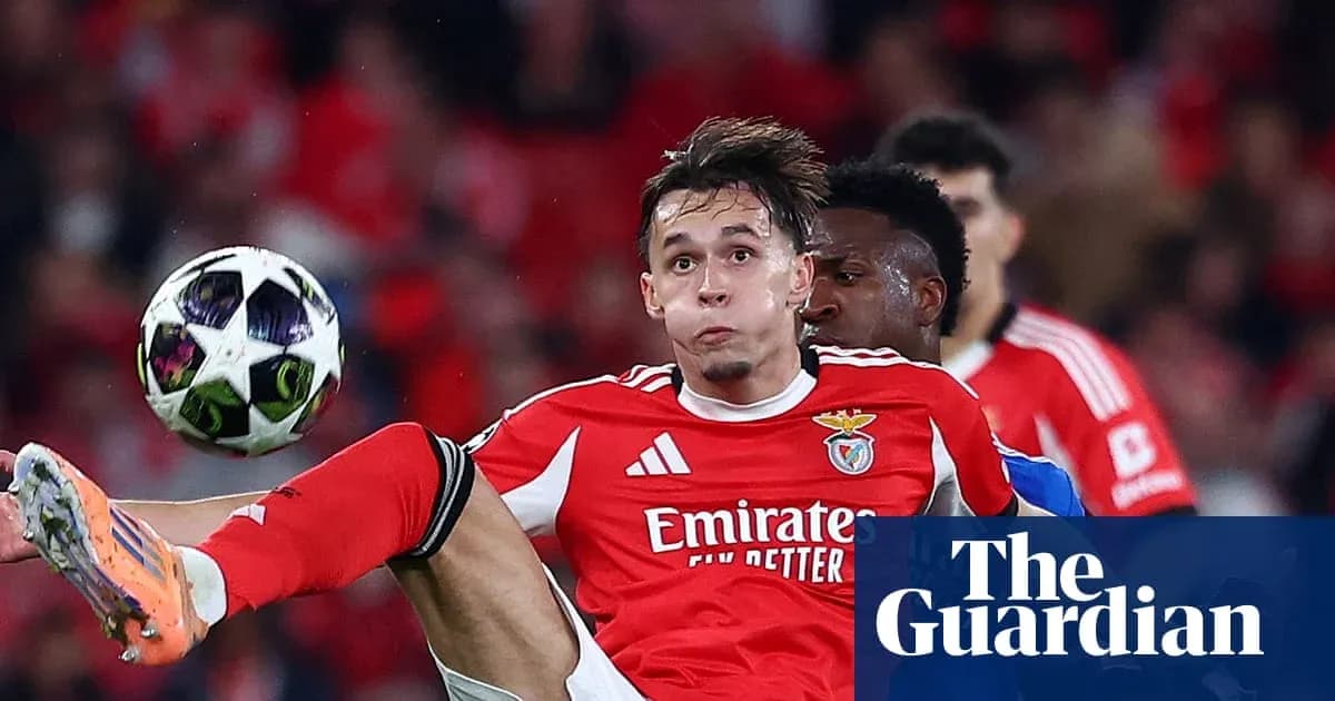 Jugador de Benfica en acción durante un partido