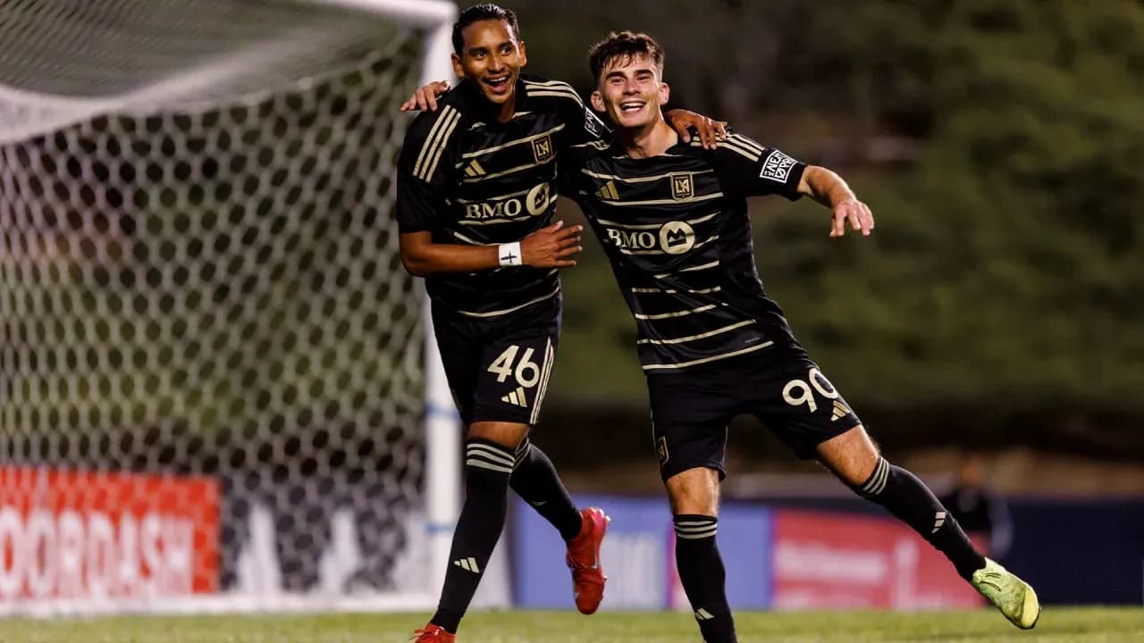 Jugadores celebrando un gol durante el partido