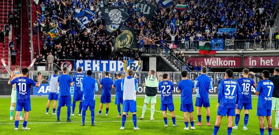 Jugadores de Levski Sofia agradeciendo a los aficionados