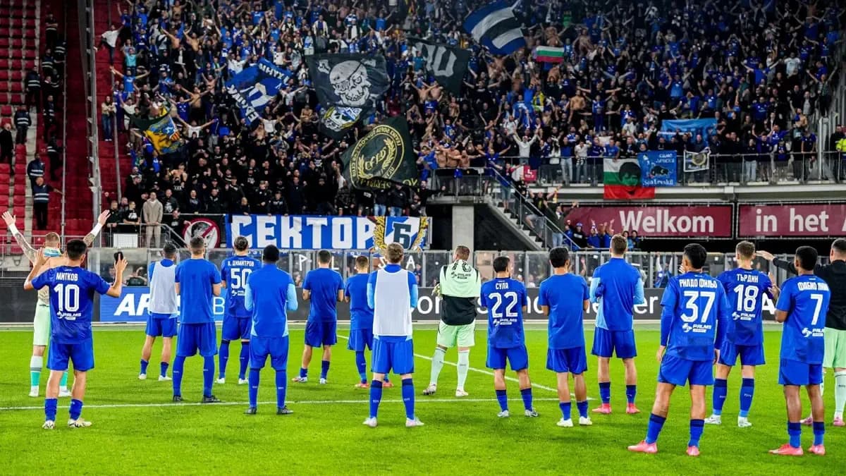 Jugadores de Levski Sofia agradeciendo a los aficionados