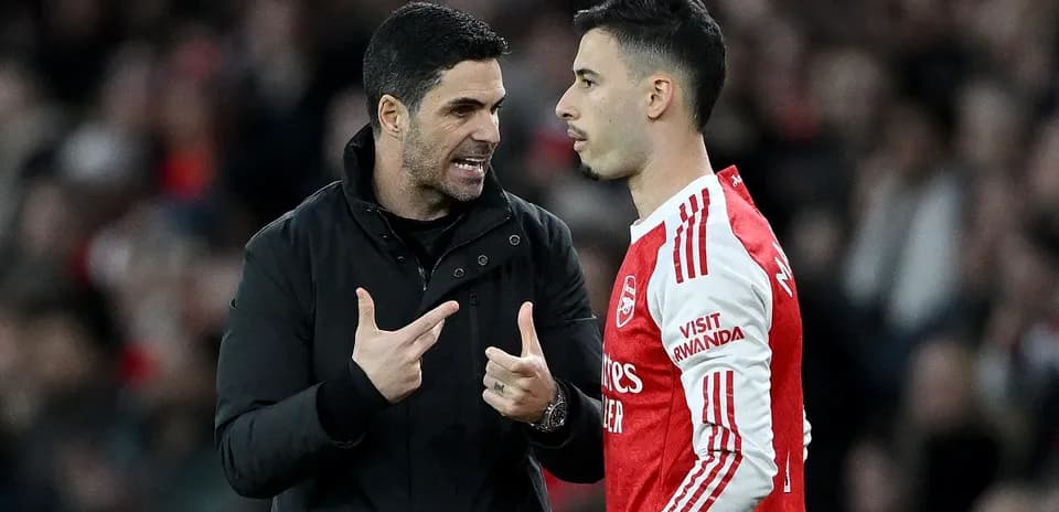 Entrenador hablando con jugador durante partido