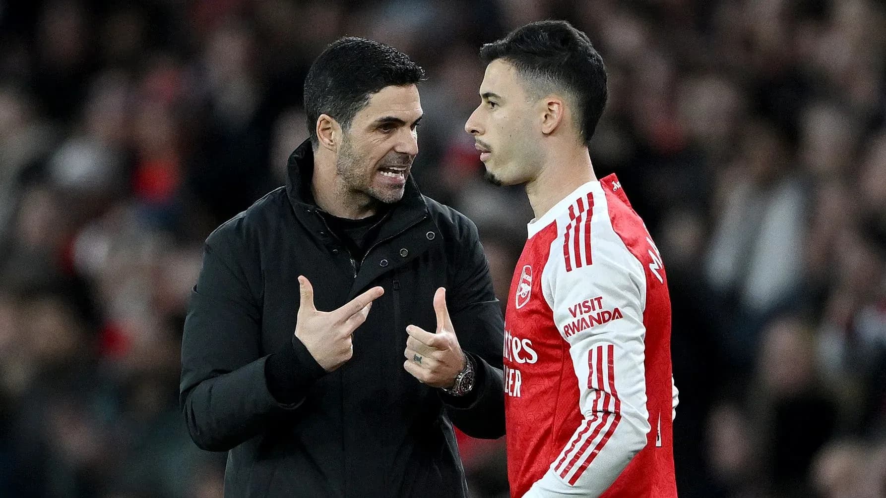 Entrenador hablando con jugador durante partido