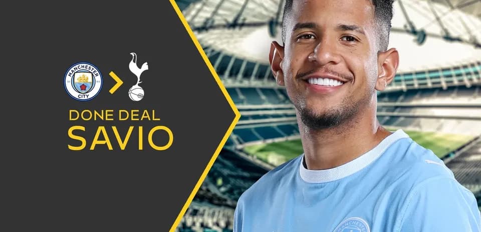 Savio posando con camiseta de Manchester City
