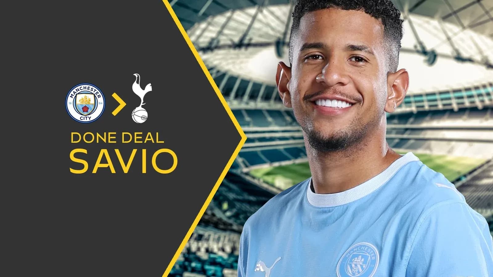 Savio posando con camiseta de Manchester City