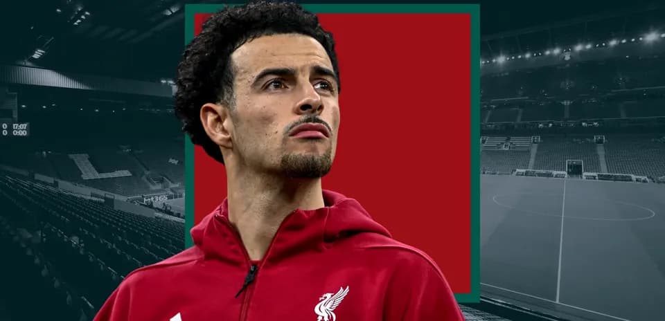Jugador de Liverpool en el estadio con sudadera roja